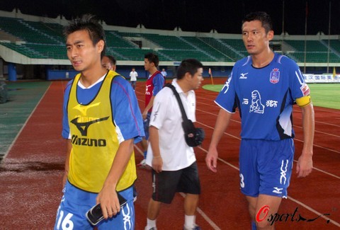 我留下！队报：海斯昨日向尼斯全队宣布将继续执教球队（海斯留任！队报称其昨已通知尼斯全队将继续执教）