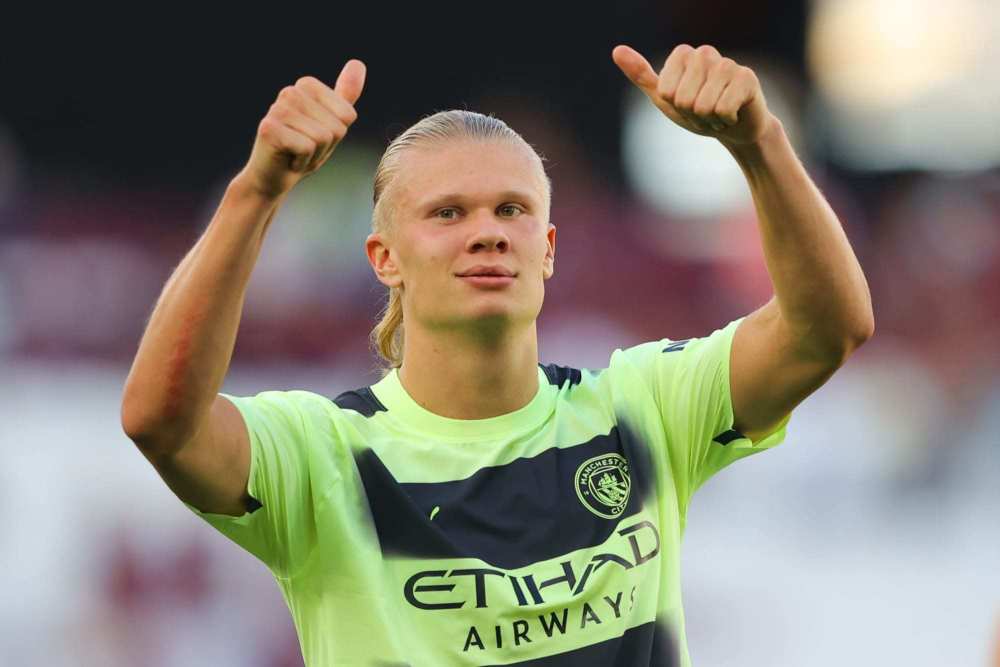 库里三分爆炸连中八球点燃全场（库里三分手感炸裂，连飙8记引爆全场）