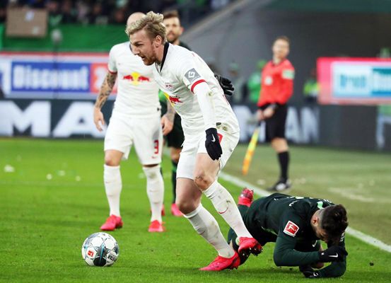 体坛：狼队想与徐彬签约4-5年，球员已搭乘航班前往英国（体坛消息：狼队计划与徐彬签约4至5年，球员已启程飞赴英国）