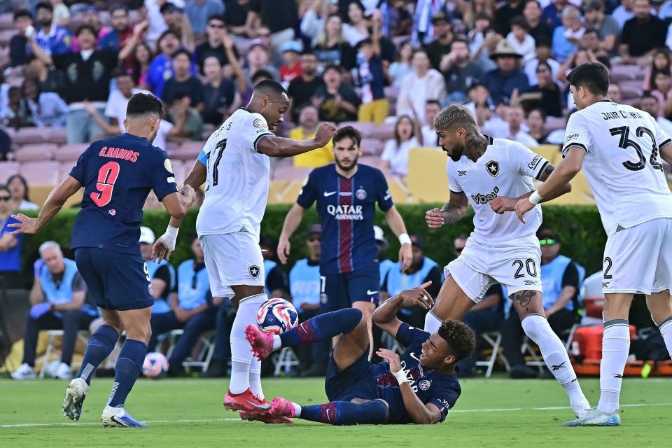 记者：球员间有梅西和德保罗这般挚友很棒，球队间有就很怪了（记者：梅西-德保罗式挚友放在球员间很美好，放到球队间就显得怪了）