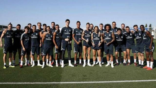 球队集体围着他庆祝太治愈（全队围着他庆祝，暖心又治愈）