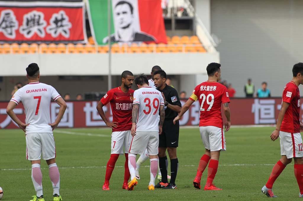 迪乌夫：过去我从没踢过右路，但只要能帮助球队我都愿意去做（迪乌夫：从未司职右路，但为球队我愿意尝试）