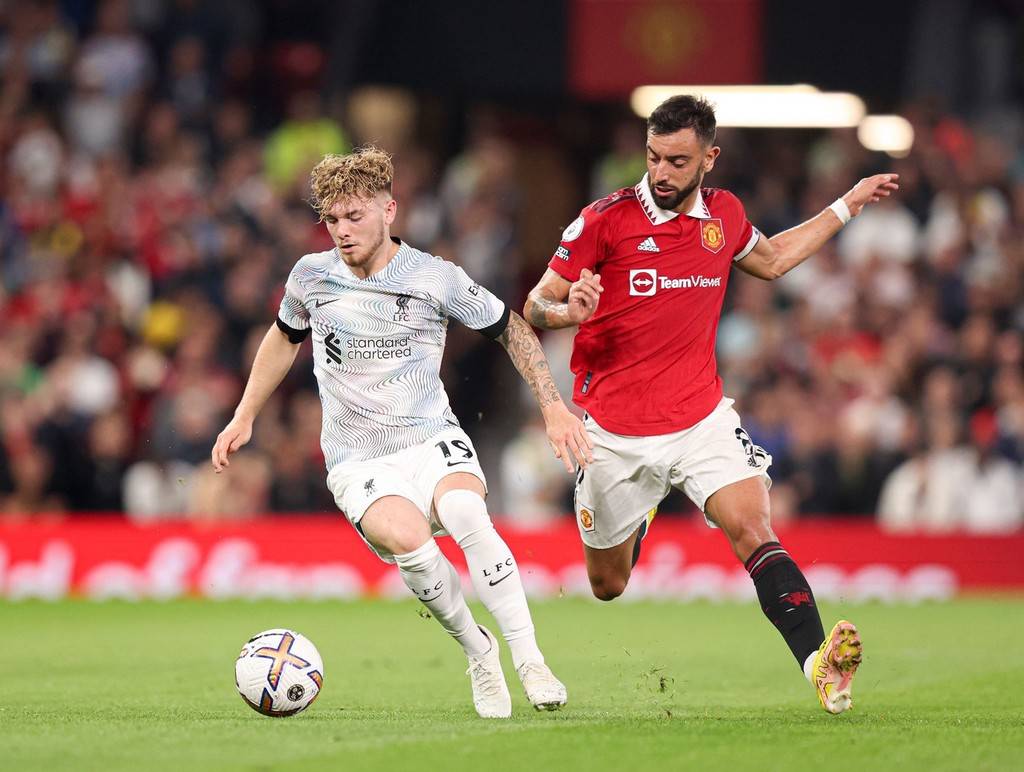 逆天倒勾！40岁C罗一飞冲天：队友对手都看傻了 梦回7年前那一晚（40岁C罗再现惊世倒钩！腾空一击震慑全场，恍若回到七年前那夜）